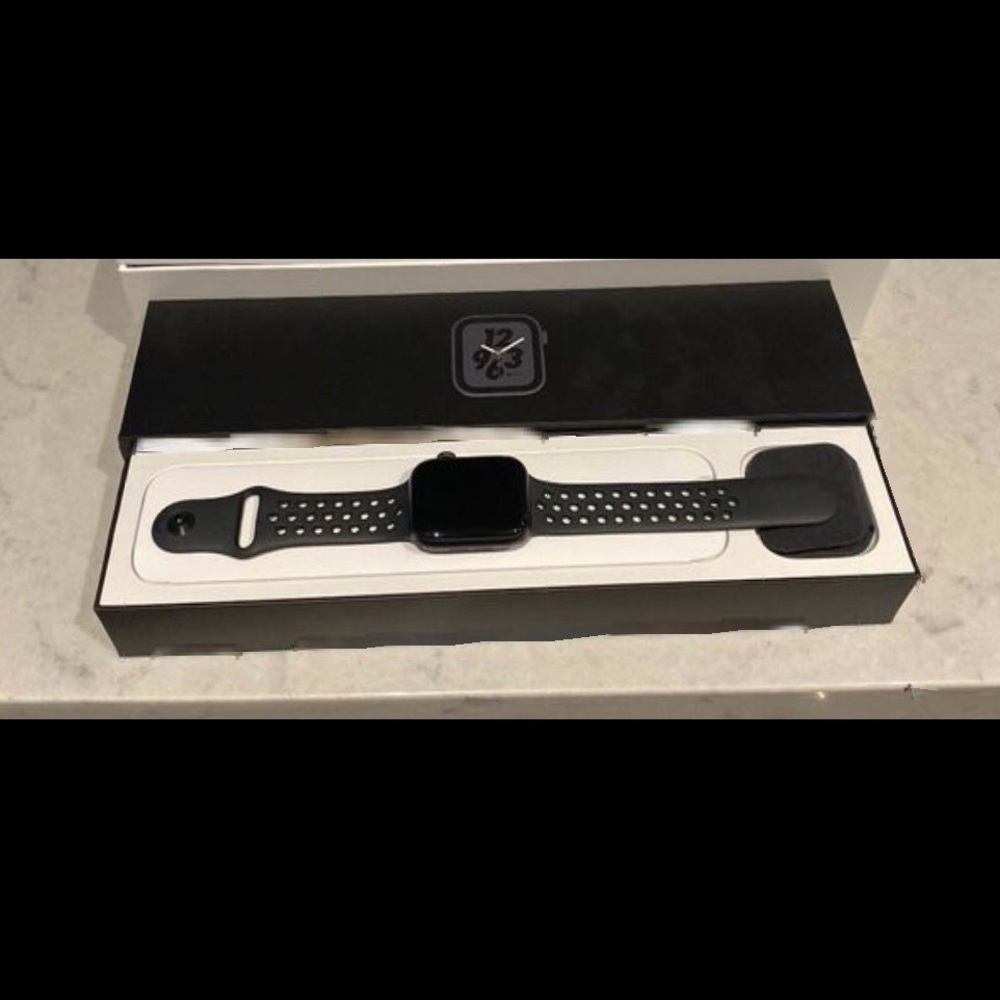 Apple Watch Series 4 space gray aluminum
